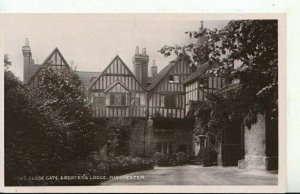Hampshire Postcard - The Close Gate & Porter's Lodge - Winchester RP  Ref 11139A