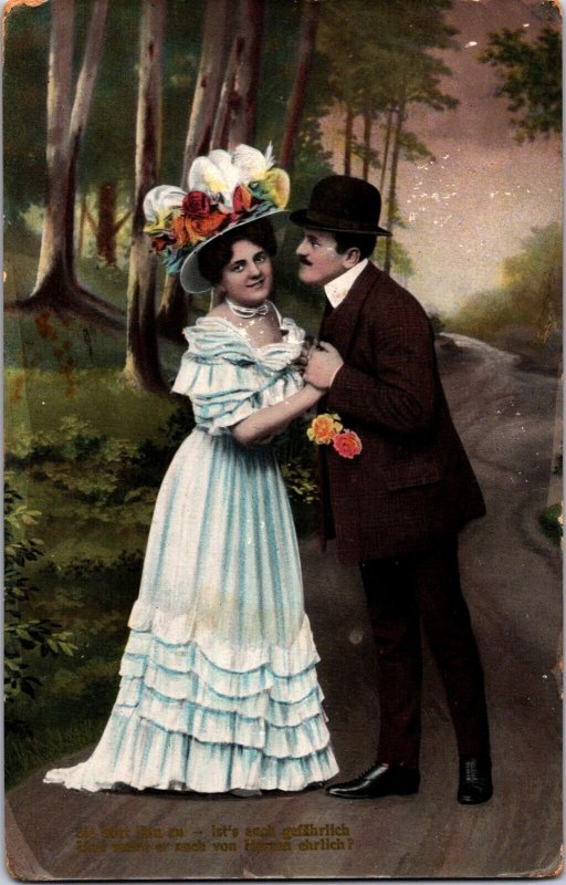 Romantic Victorian Couple Vintage Postcard C001