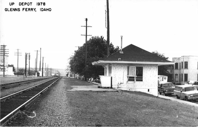 Glenn's Ferry Idaho 1978 view of Union Pacific train depot real photo pc (Y6259)