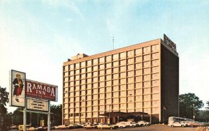 WATERLOO, Iowa IA   RAMADA INN HOTEL  Welcome John Deere Dealers Sign  Postcard