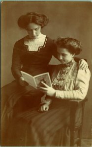 RPPC Edwardian Women Reading Real Photo Postcard SOLI 