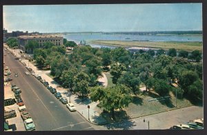 TN MEMPHIS Confederate Park - Post Office & Mississippi River with 1950s cars