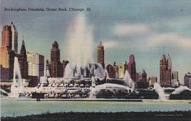 Illinois Chicago Buckingham Fountain In Grant Park