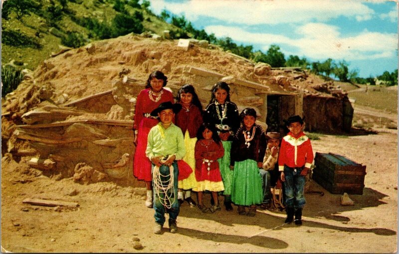 NAVAJO INDIAN FAMILY ON ARIZONA RESERVATION - CHROME - VINTAGE  POSTCARD 