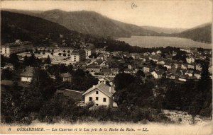 CPA GÉRARDMER Les Casernes et le Lac pris de la Roche du Bain (401587)