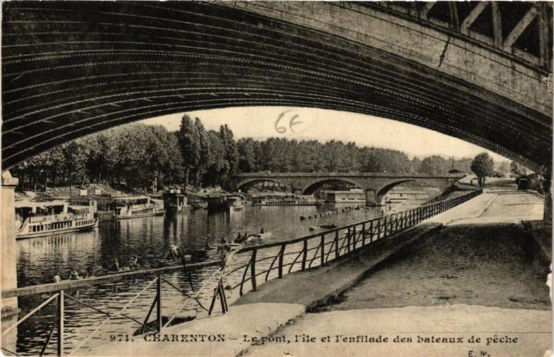 CPA CHARENTON Le Pont l'Ile et l'enfilade des bateaux de peche (569804)