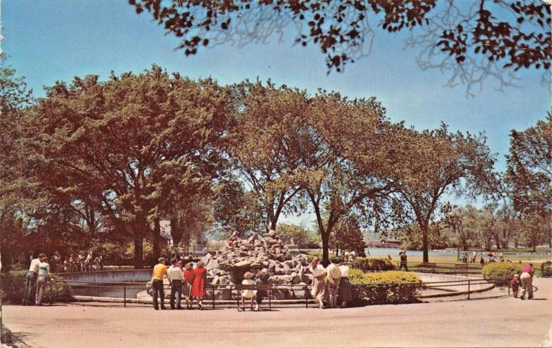 MADISON WISCONSIN~MONKEY ISLAND IS POPULAR~VILAS PARK ZOO POSTCARD 1960s