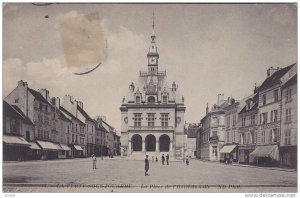 La Place De l'Hotel De Ville, La Ferte Sous Jourre (Seine et Marne), France, ...