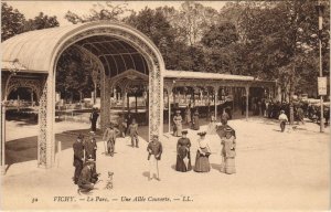 CPA vichy le parc, une Allee couverte (1158014) 