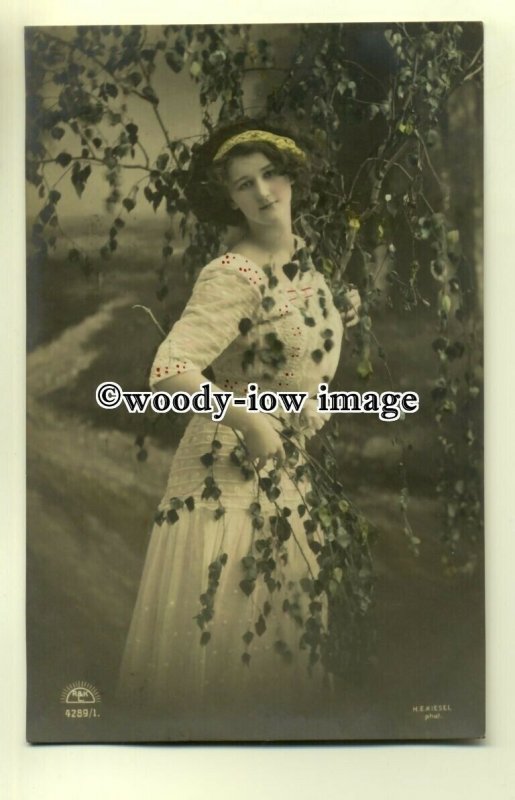 su1833 - Young Lady in a Red and White Dress, under a Tree -  postcard 