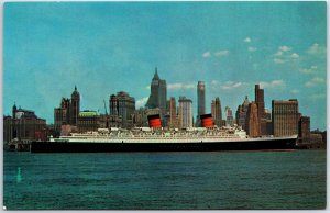 VINTAGE POSTCARD GIANT OCEAN LINER R.M.S. QUEEN ELIZABETH STREAMING PAST NYC