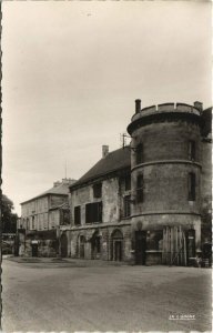 CPA CREIL Cour du Chateau (130986)