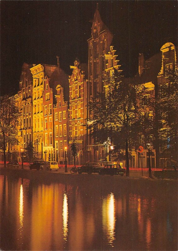 B108768 Nehterlands Amsterdam Old Gables Night view Cars Voitures