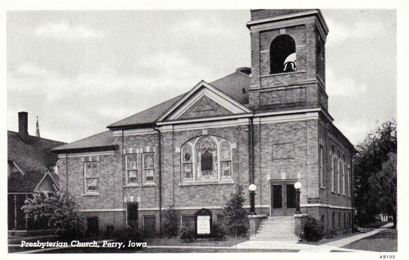 Presbyterian Church, Perry Iowa c1944 Vintage Postcard F12