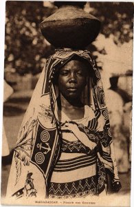 PC FEMME DES COMORES ETHNIC TYPES MAGADASCAR (a30034)