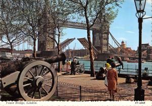 uk4966 tower bridge  london uk gun militari military