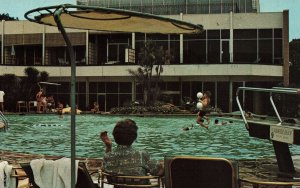 VINTAGE POSTCARD POOL AT THE BROADWATER BEACH HOTEL AT BILOXI MISSISSIPPI c 1970
