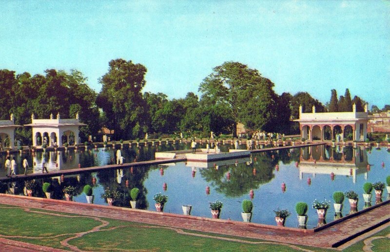 VINTAGE CONTINENTAL SIZE POSTCARD SHALIMAR GARDENS LAHORE PAKISTAN MAILED 1985