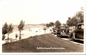Cartão postal foto real EKC RPPC MI Charlevoix praia de banho carros antigos década de 1940 M52-