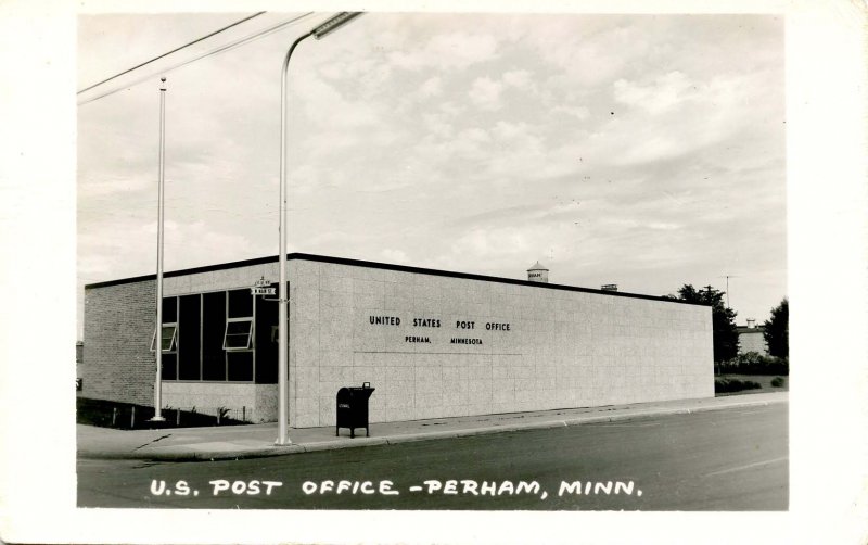 MN - Perham. US Post Office      *RPPC