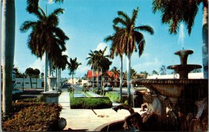 Florida Palm Beach Memorial Fountain & View Looking North Along S County Road