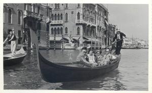 Venezia Rosa Film Gondola Boat Tourists Snapshot Italia Venice Italy