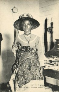 PC MADAGASCAR, FEMME MALGACHE, Vintage Postcard (b37949)