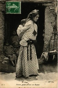 CPA AK Femme Arabe portant son Enfant ALGERIA (787173)