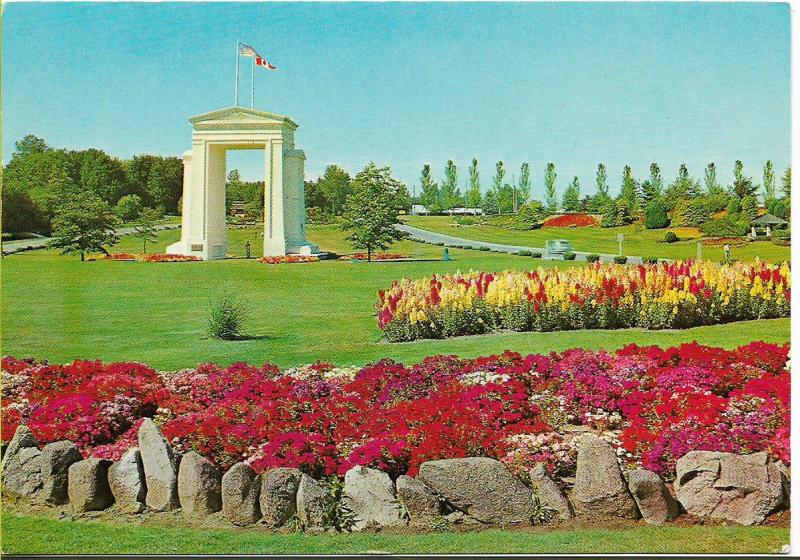 Peace Arch Memorial on USA - Canada border - colour photograph/postcard unused