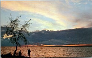 Postcard ON North Bay Lake Nipissing at Sunset Point Lakeshore Drive 1970s K31