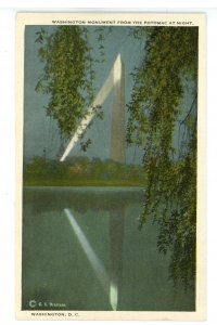 DC - Washington. Washington Monument from the Potomac River at Night