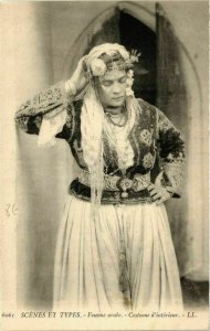 CPA AK Femme Arabe Costume d'interieur ALGERIE (749680)