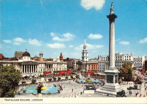 B100347 trafalgar square double decker bus london  uk