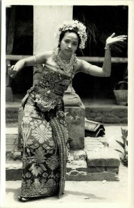 indonesia, BALI, Beautiful Native Legong Dancer Girl (1940s) Paris Foto RPPC (3)