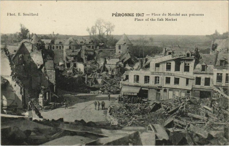 CPA Guerre Military PÉRONNE Place du Marché aux poissons (807924)