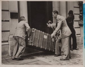 Giant Trunk Chest London News Press 10x8 Policeman WW2 Press Photo