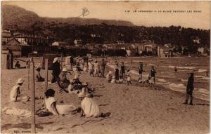 CPA Le LAVANDOU - La Plage Pendant les Bains (635254)