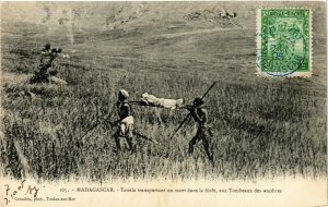 PC CPA MADAGASCAR, TANALA TRANSPORT UN MORT, Vintage Postcard (b19960)