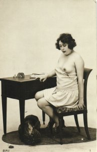 PC CPA RISQUE NUDE LADY IN NEGLIGEE ON A CHAIR, REAL PHOTO POSTCARD (b6619)