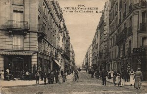 CPA NEUILLY-sur-SEINE - La rue de Chartres (44312)