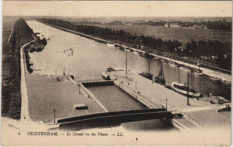 CPA OUISTREHAM Le Canal vu du Phare (1225410)