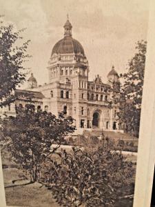 Postcard Main Entrance to Goverment Building in Victoria, B. C.      Y2