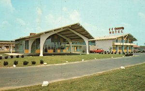 Gateway Motor Inn Luxurious Motel Main Road View New Castle Delaware DE Postcard