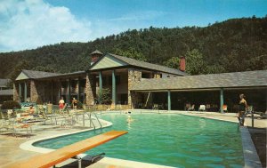 GATLINBURG, Tennessee TN   RIVERSIDE HOTEL Pool View ROADSIDE  ca1950's Postcard 