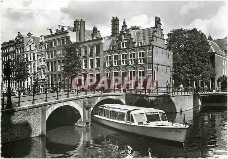 CPM Amsterdam Voorburgwal avec Maison aux frois canaux Bateau