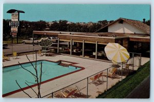Des Moines Iowa Postcard Clayton House Motel Pool Exterior Building 1960 Vintage