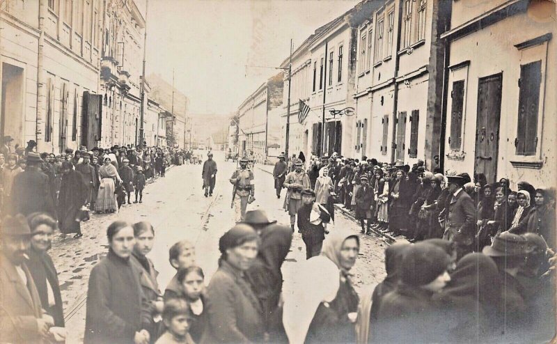 LONG PATIENTLY WAITING LINE~WELFARE COMMITTEE-U S FLAG BLDG~REAL PHOTO POSTCARD 