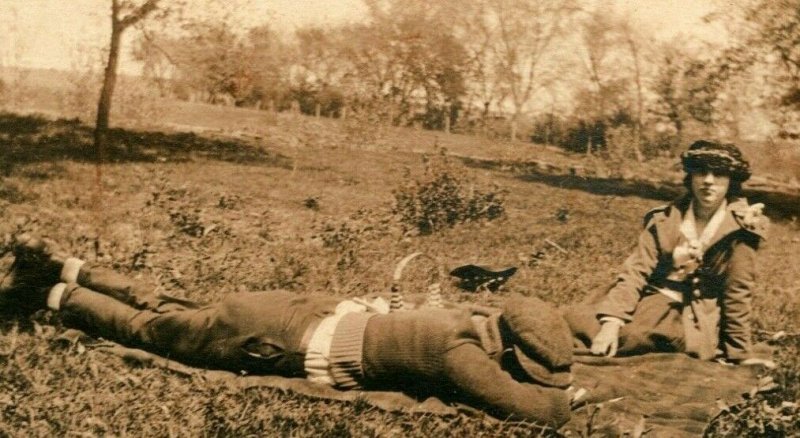 Vintage Véritable Photo Carte Postale Cppr - Alice & Arney en Un Park 1940s Azo