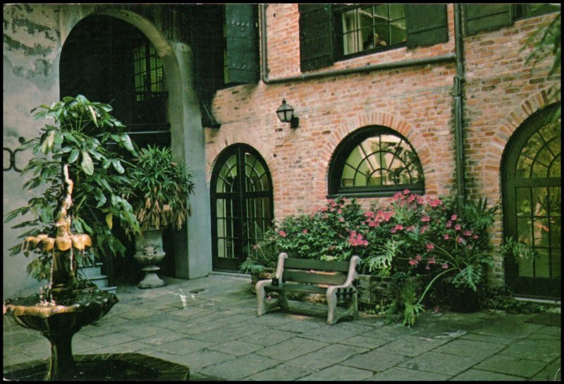 USA Post card - Brulatour Courtyard, New Orleans (2), unused