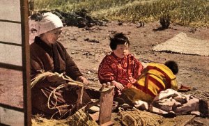 1920s JAPAN OLD WOMAN MAKING WARAJI WITH CHILDREN  POSTCARD P1445